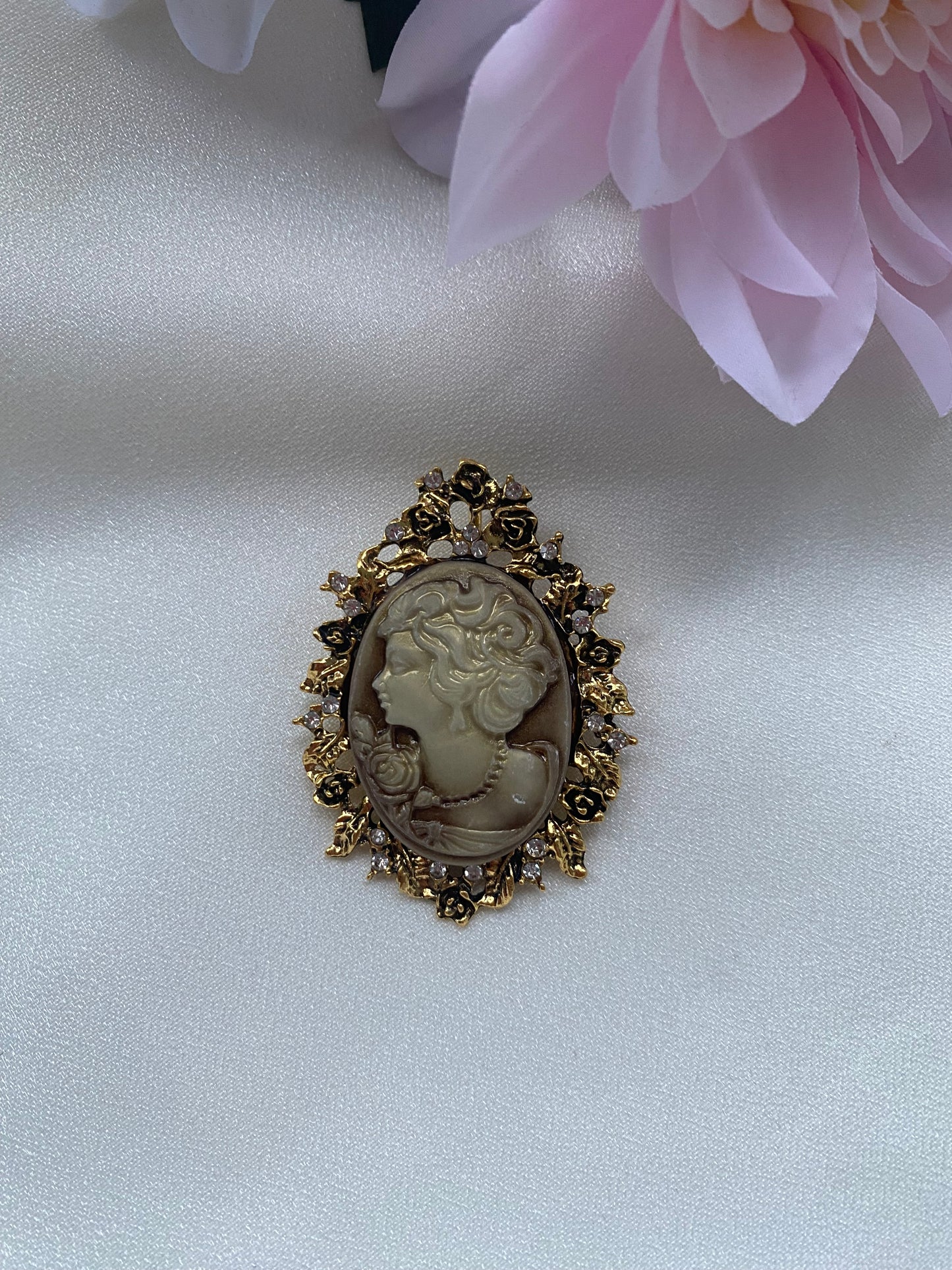 Vintage Eskitme Model Cameo Broş