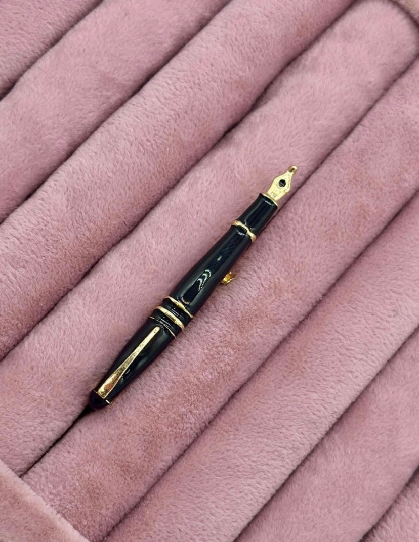 Siyah Dolma Kalem Broş Öğretmen Yazar Yaka İğnesi