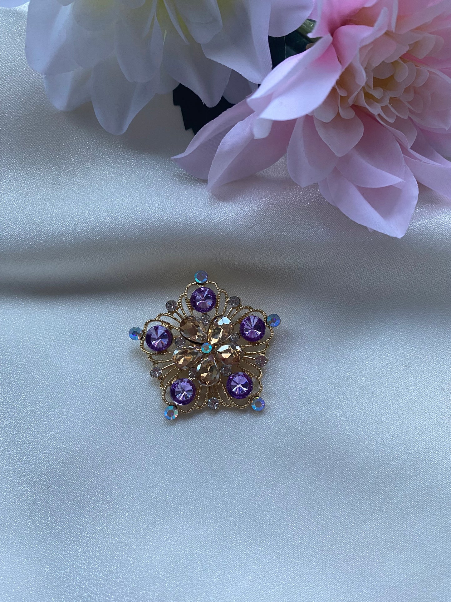 Mor Detaylı Çiçek Broş