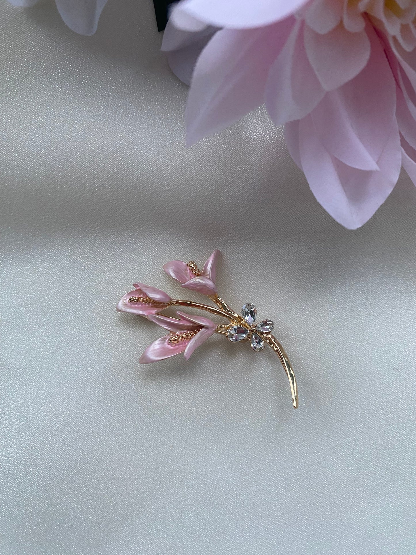 Zarif Kibar Zambak Çiçeği Broş