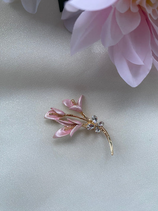 Zarif Kibar Zambak Çiçeği Broş