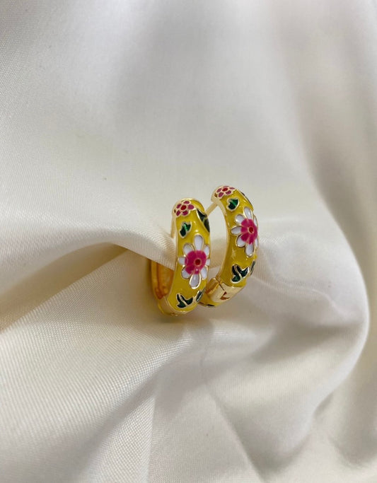 Çelik Mineli Çiçek Desenli Küpe