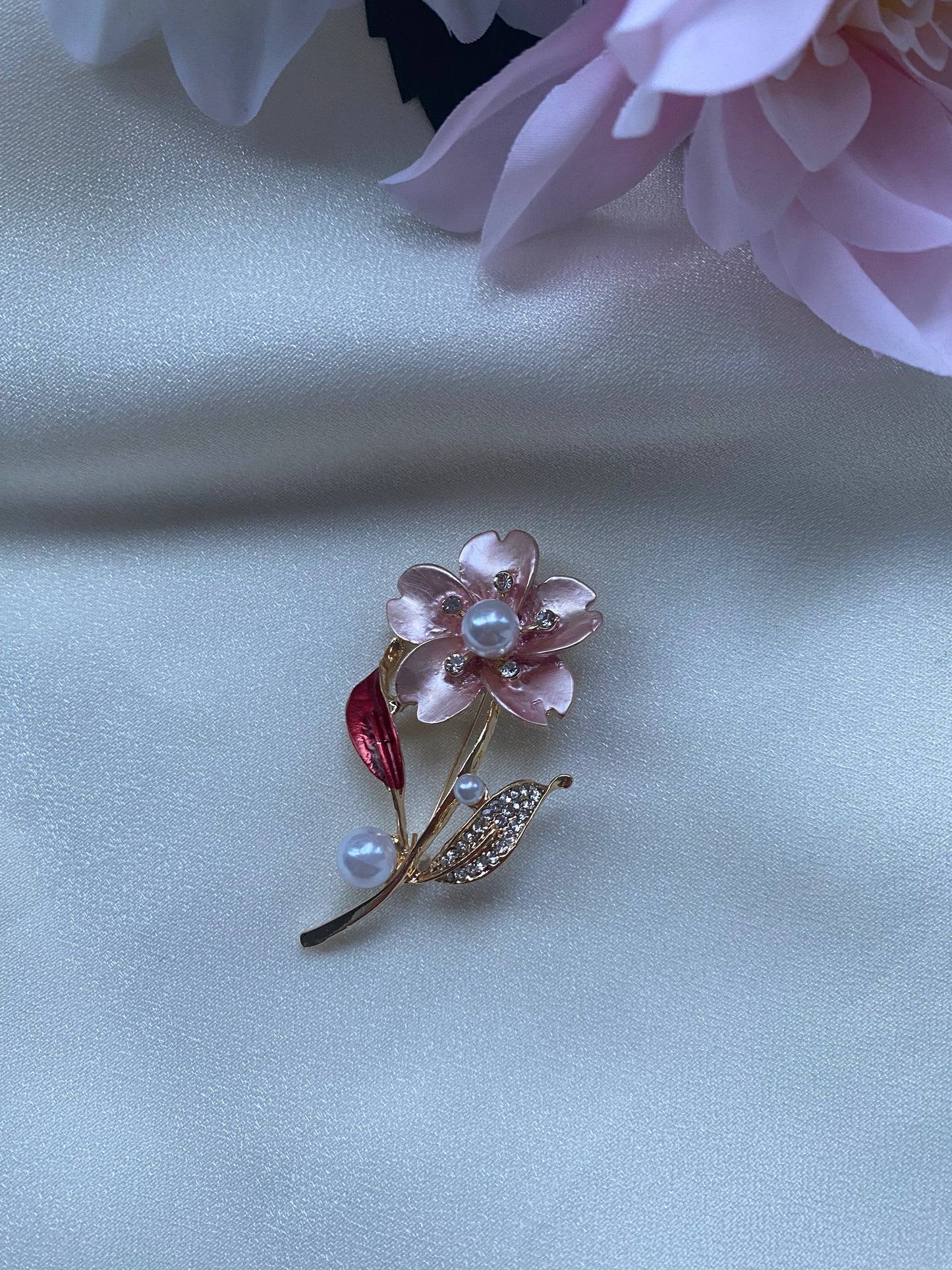 Pembe Çiçek İnci Detay Broş