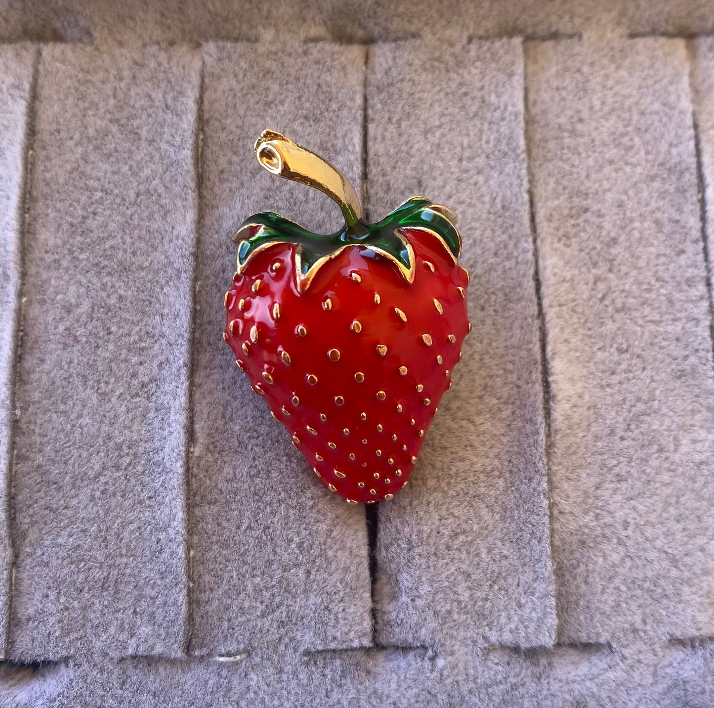 Çilek Broş