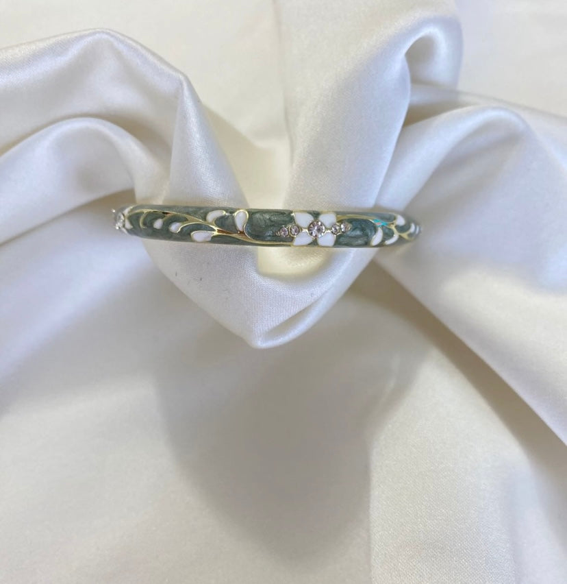 Mineli Çiçek Desenli Kelepçe Bileklik