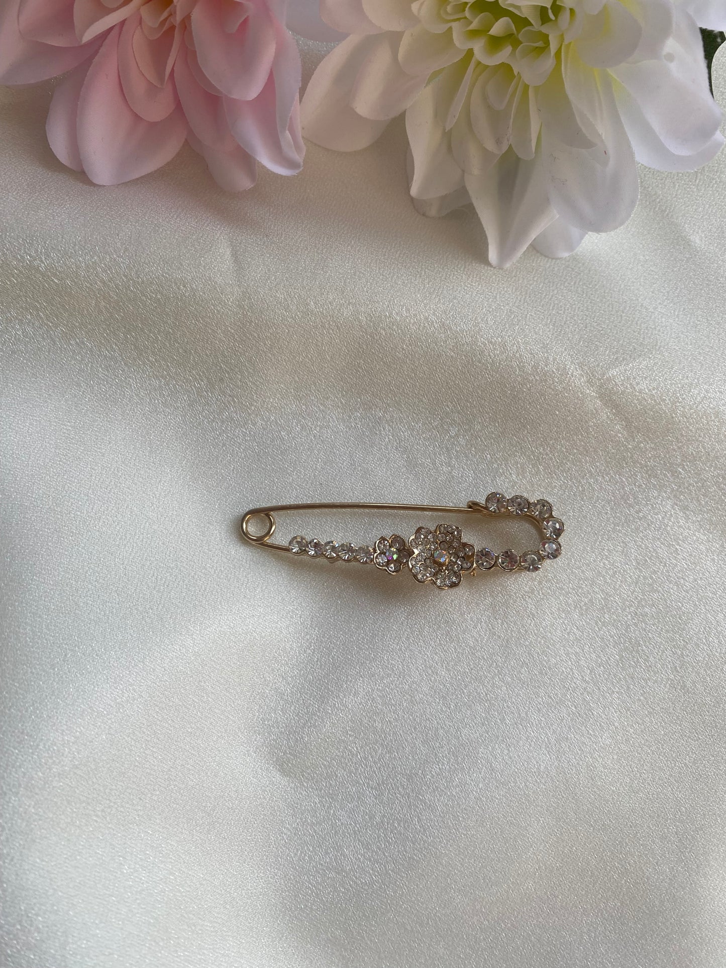 Taşlı Çengelli İğne Broş