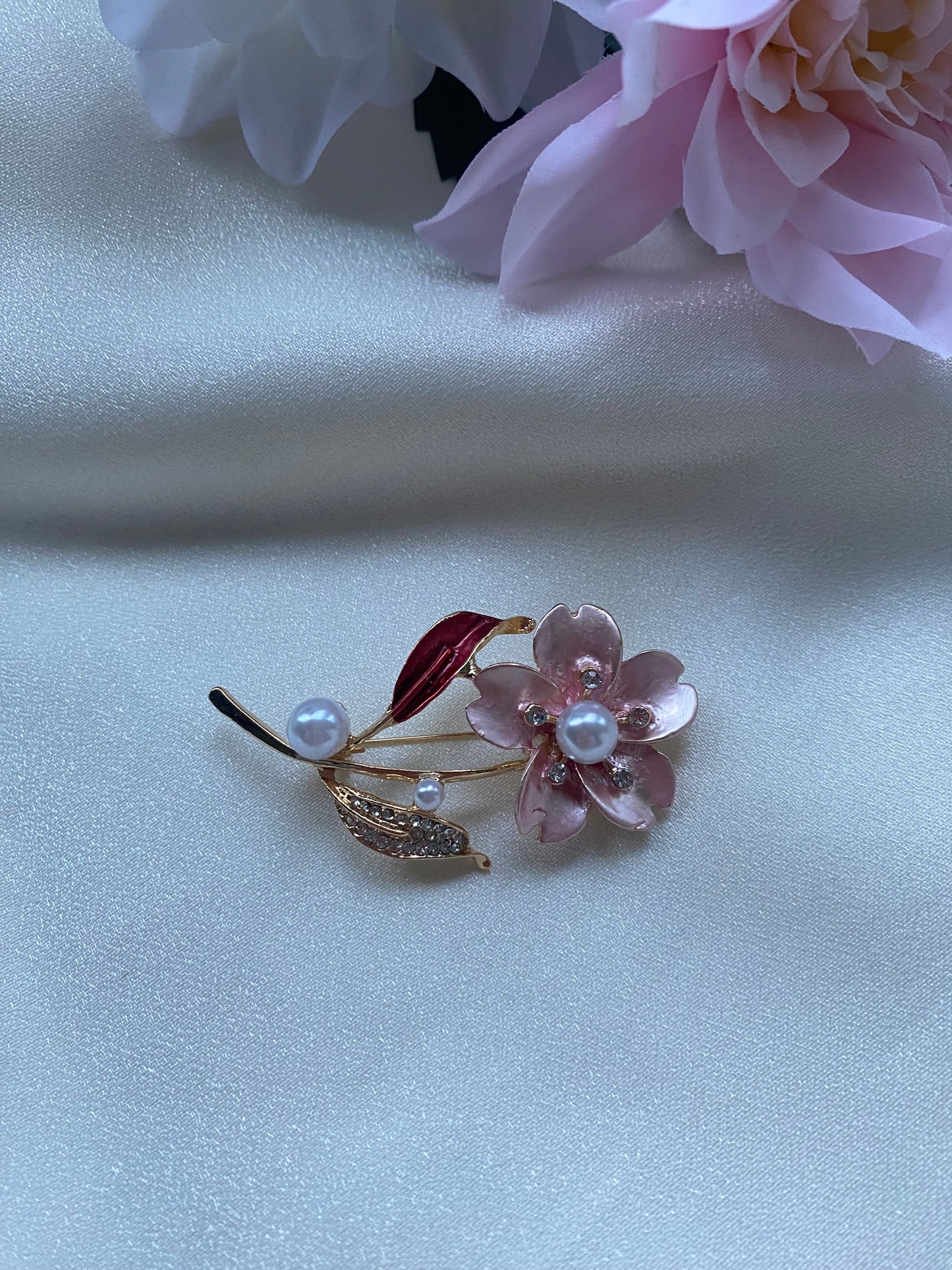 Pembe Çiçek İnci Detay Broş