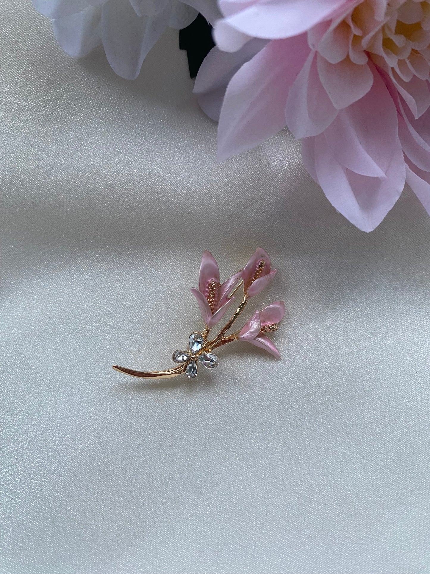 Zarif Kibar Zambak Çiçeği Broş