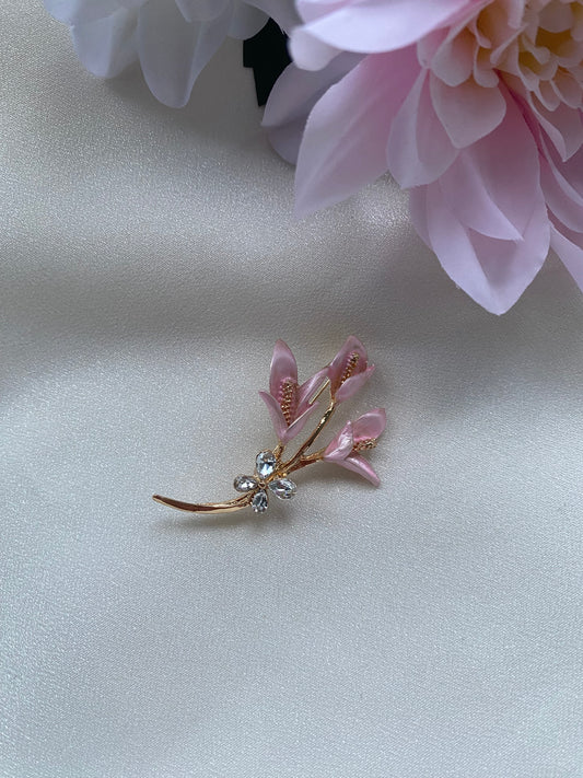 Zarif Kibar Zambak Çiçeği Broş