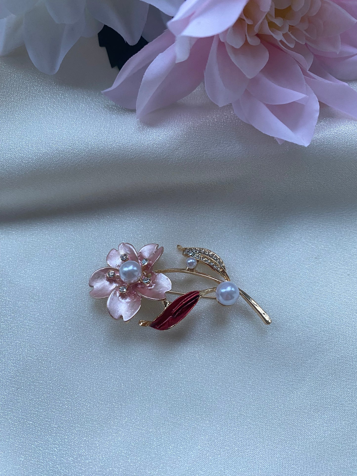 Pembe Çiçek İnci Detay Broş