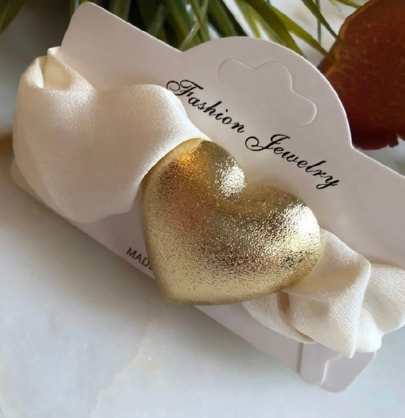 Metal Kalp Aksesuarlı Saten Lastik Toka