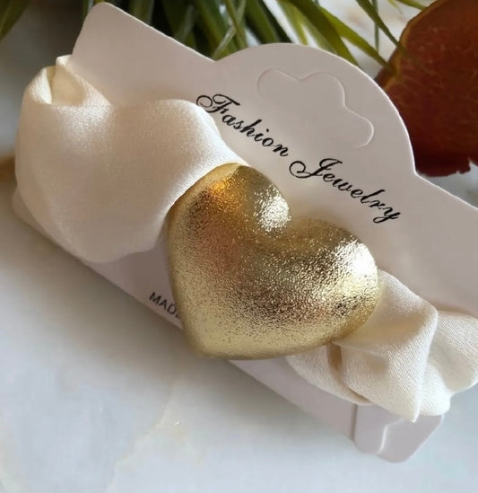 Metal Kalp Aksesuarlı Saten Lastik Toka